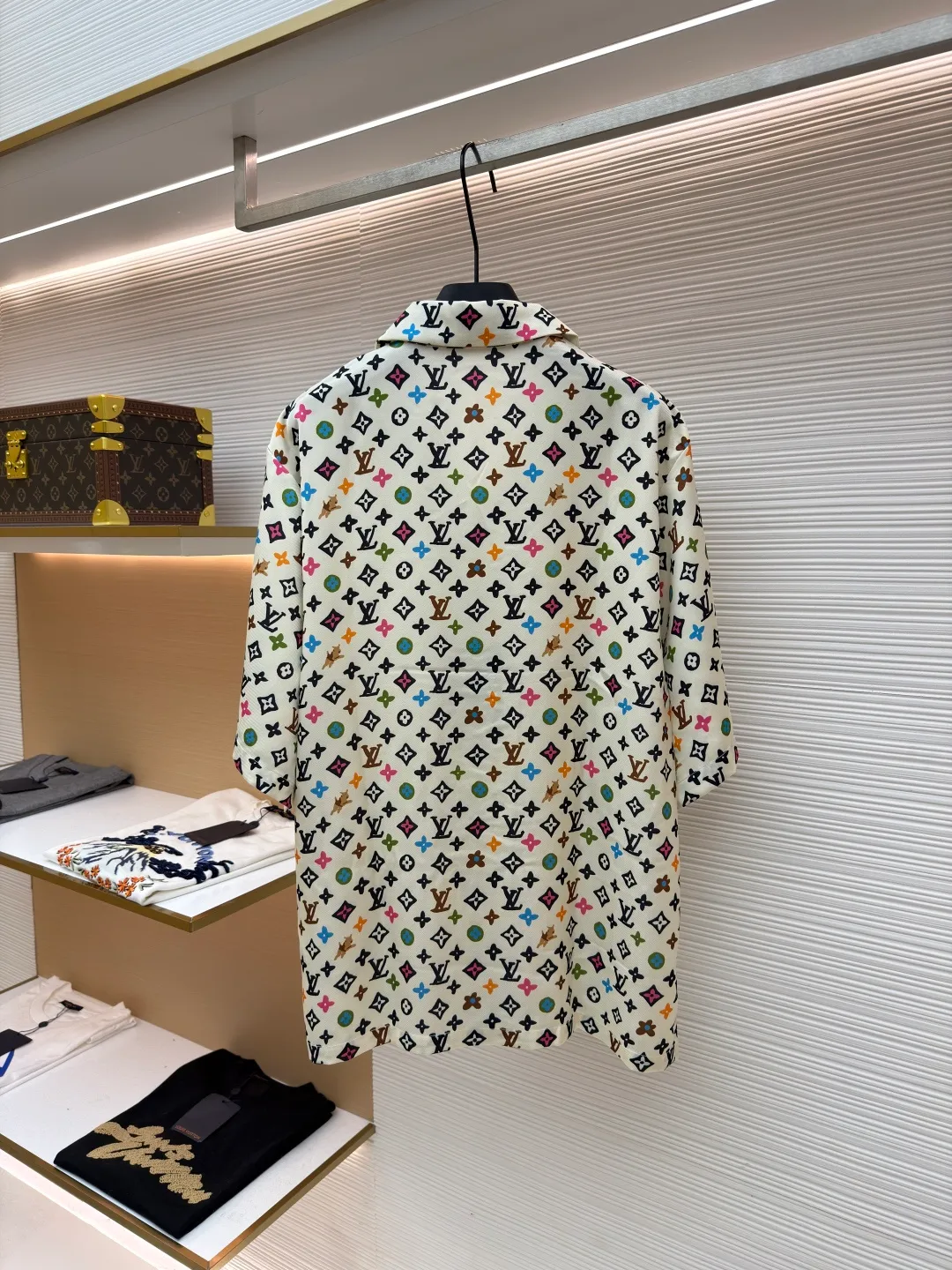 LOUIS VUITTON Tyler co-branded printed shirt ●Original version: Purchased and developed for 14600 ●Item number: 1681497-A85 ●Fabric: Tencel double-sided twill satin fabric ●Technology: Printing ●Color: Color ●Version: Fitted version ●Weight: about 240 grams ●Size: XS-S-M-L ●Description: The fabric is made of Tencel double-sided twill satin, active digital direct printing technology, imported environmentally friendly biodegradable penetrating ink printing, Y-plate pattern design is scanned, high-definition detailed drawings are drawn with hand-made electronic pens, and the letter edge color penetration effects are all available. The pattern is cut from a piece of cloth, the front panel is restored, and all the letters on the front and back cuffs are positioned as the starting position. Positioning letters are taken from both sides of the collar corner. Bronze material hand-stitched buttons are molded and inlaid with natural shells and white butterfly engraved buttons on the inside. The overall wiring is straight and delicate, the fabric is comfortable and soft, and the color is consistent without color difference. It can be matched with the same style to create a fashionable look and control various occasions. Customized accessories, complete with three standards, same style for men and women!